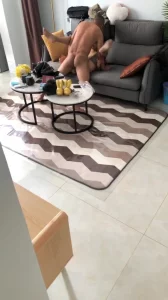 人妻被按在沙发上爆操，边插边说“我是欠操小骚逼”