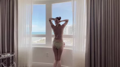 [原创]比基尼伴游被金主按头爆菊内射