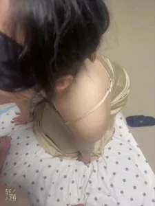 武汉绿主在绿奴家婚床上玩弄母狗